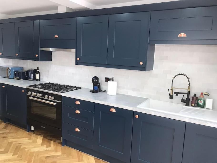 Large Newly Refurbished House Close To Harbour Бристоль Экстерьер фото