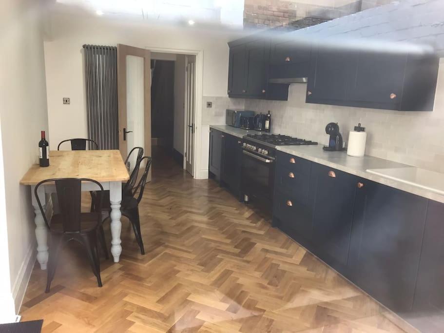 Large Newly Refurbished House Close To Harbour Бристоль Экстерьер фото